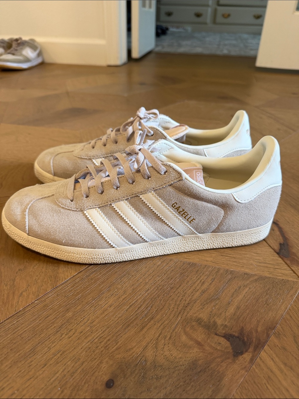 Adidas Gazelle men’s  Suede Sneakers in Beige and White